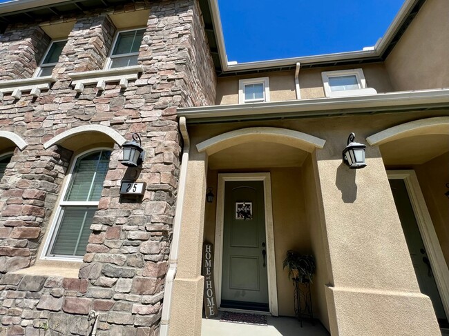 Building Photo - AMAZING TOWNHOME AVAILABLE IN A GREAT NEIG...