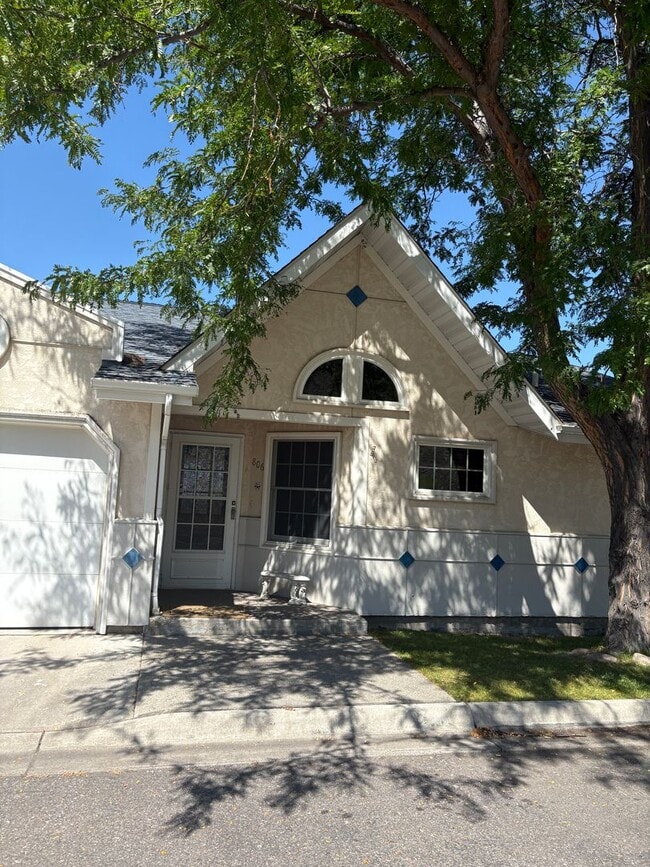 Foto del edificio - Spacious 5-Bedroom Home Near UM & Pattee C...
