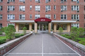 Building Photo - 1 Sadore Ln