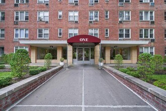 Building Photo - 1 Sadore Ln