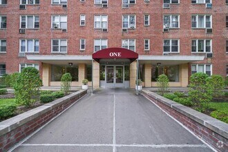 Building Photo - 1 Sadore Ln