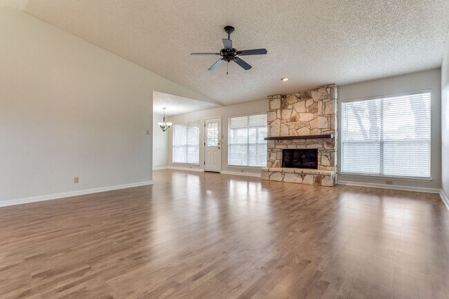 Foto del edificio - BEAUTIFUL SINGLE STORY HOME IN OAK HOLLOW