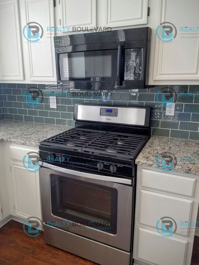 Foto del edificio - Amazing 4 Bedroom 2.5 Bathroom Home! Locat...