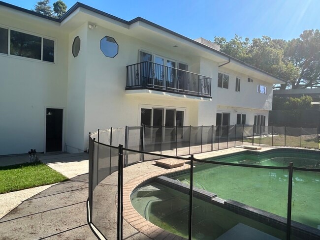 Building Photo - 16608 Park Lane Cir