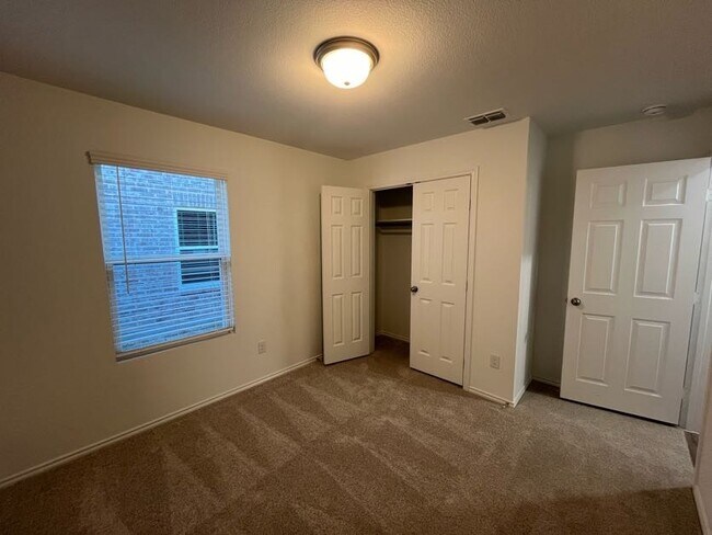 Foto del edificio - 850 Lake Fletcher Rd
