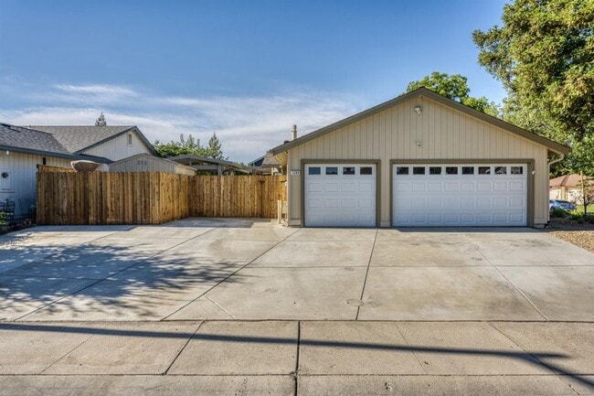 Building Photo - Roseville single level home with heated SW...