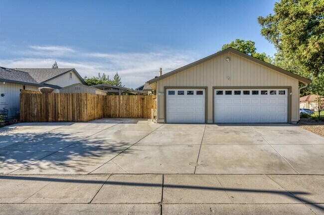 Foto del edificio - Roseville single level home with heated SW...