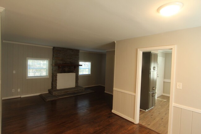 Building Photo - 3 Bedroom, 1.5 Bath!  New on the Market an...