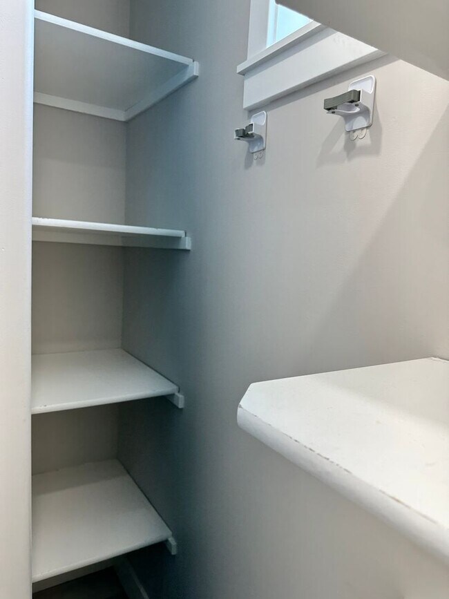 Building Photo - Remodeled 2bed/1 bath! Pets Ok! In-unit la...