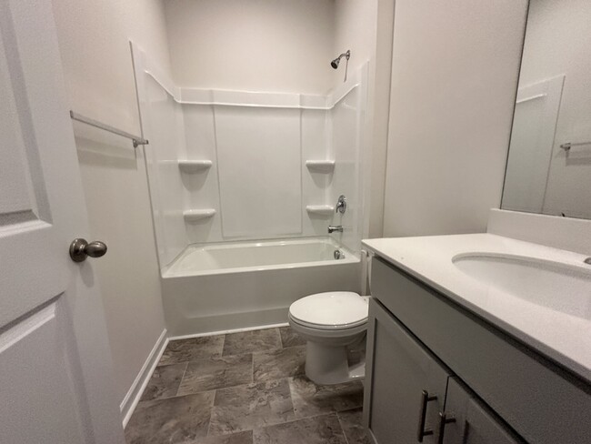 Building Photo - 211 Dogwood Crk Dr