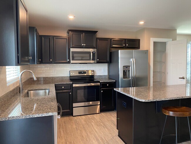 Foto del edificio - 7451 Pinwheel Dr