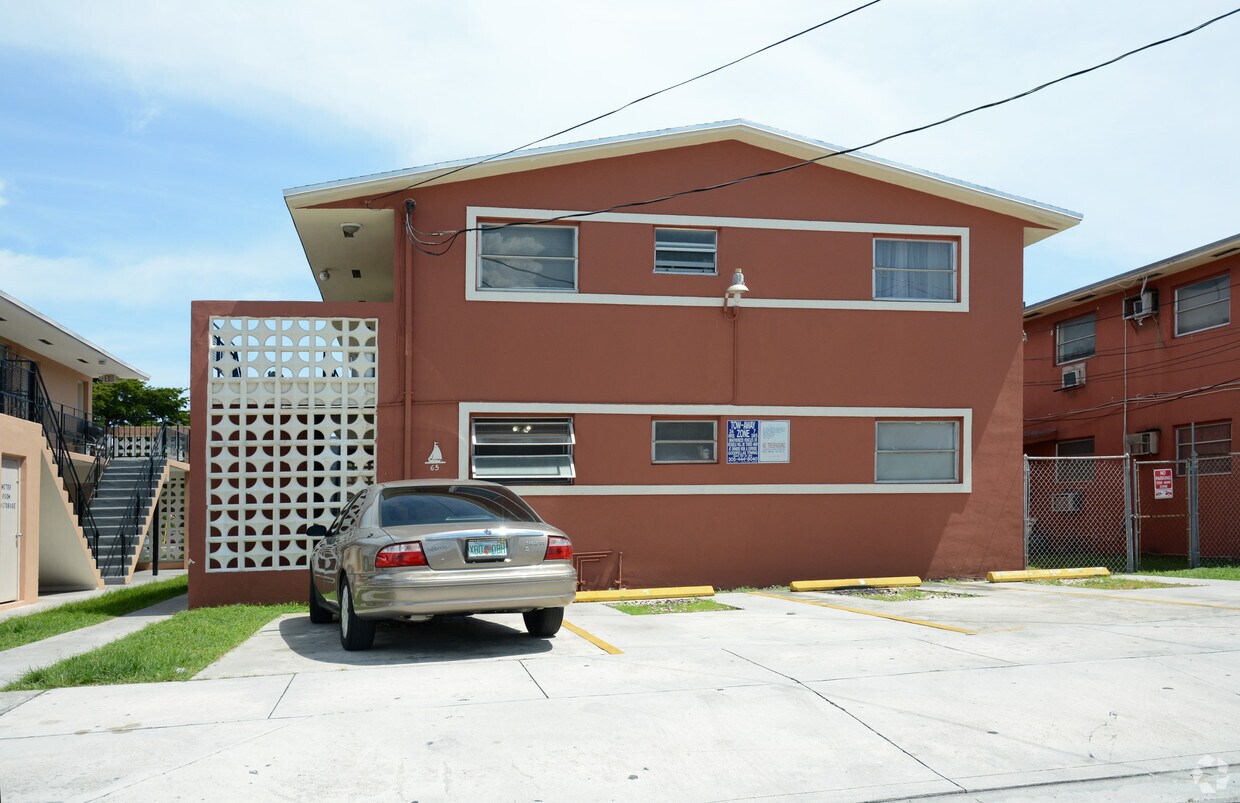 Foto del edificio - 65 NW 17th Ct