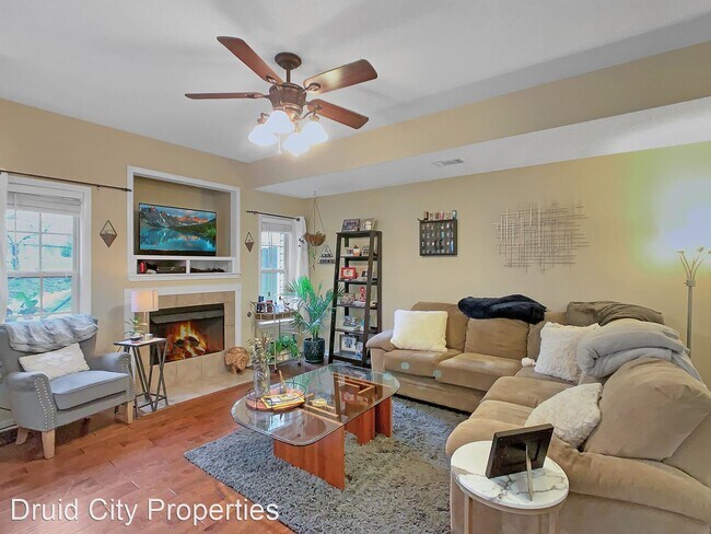 Building Photo - 3 br, 2.5 bath House - 1806 Saint Charles Way
