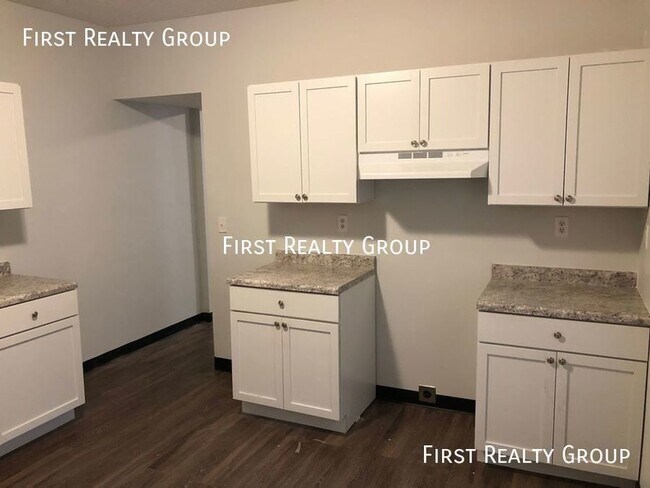 Building Photo - 2 Bedroom, 1 Bath Duplex in Dayton, Move I...