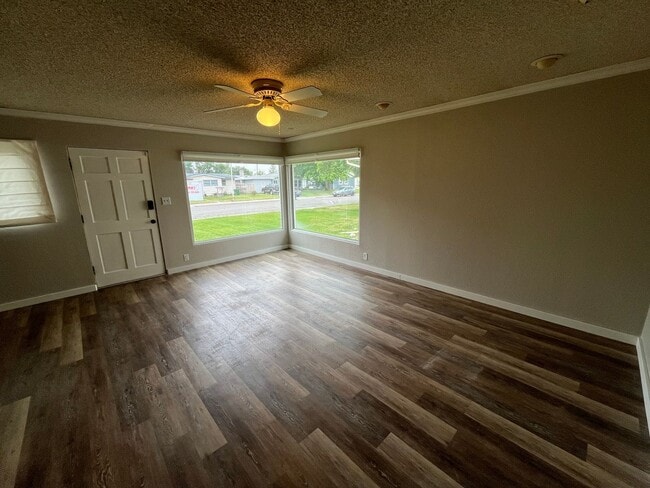 Building Photo - 3 bedroom home centrally located!