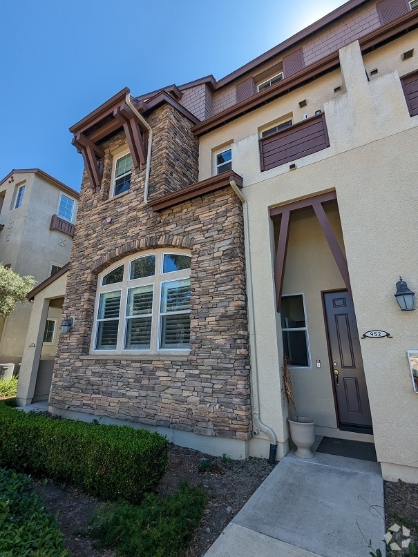 Building Photo - 952 Tarragon Ln