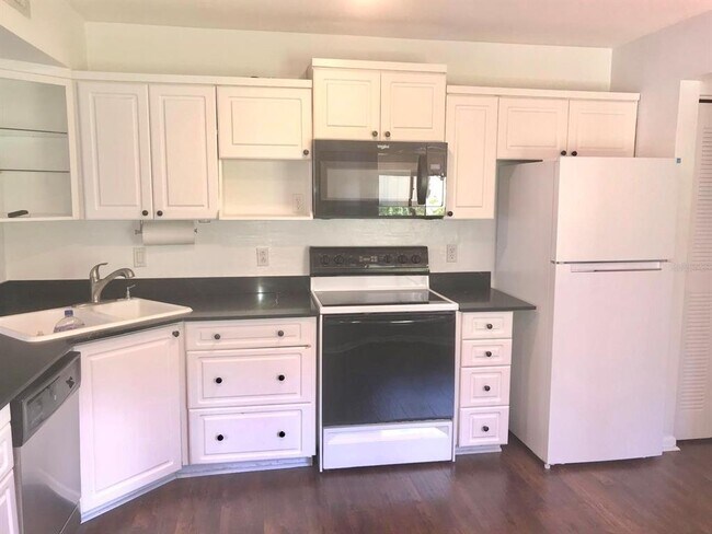 Foto del edificio - 112 Oakwood Village Cir