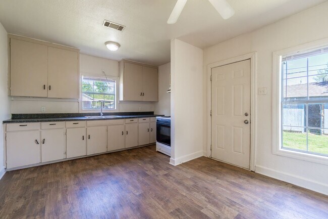 Foto del edificio - Cute two bedroom one bath (850 sf) home wi...