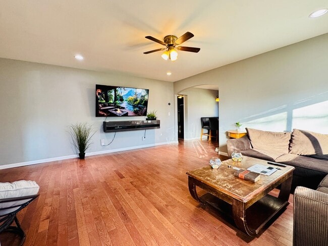 Foto del edificio - Experience contemporary comfort and exceptional convenience in this elegantly updated 3-bedroom, ...