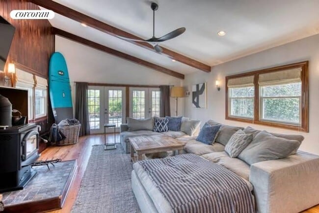 Building Photo - 132 Peconic Hills Dr