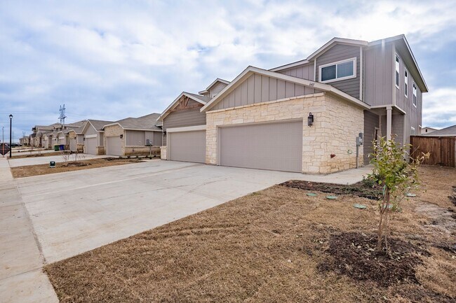 Foto del edificio - GORGEOUS 4 BEDROOM DUPLEX LOCATED IN MIDLO...