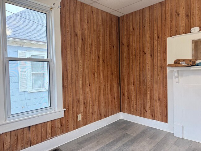 Building Photo - 116 W Woodland Ave