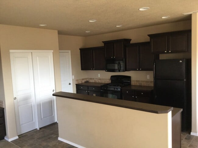 Building Photo - PETS CONSIDERED!! 1743 Sq Ft, 3 Bdrm, 2.5 ...