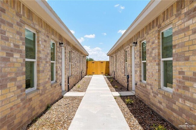 Building Photo - 10 Hiawatha Dr