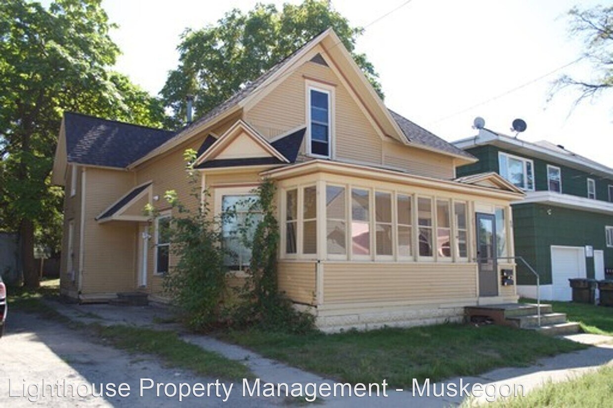 Primary Photo - 69 Irwin Ave