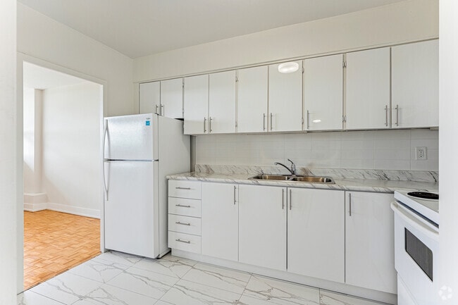 1BR, 1BA - 801SF - Kitchen - Rowena Drive