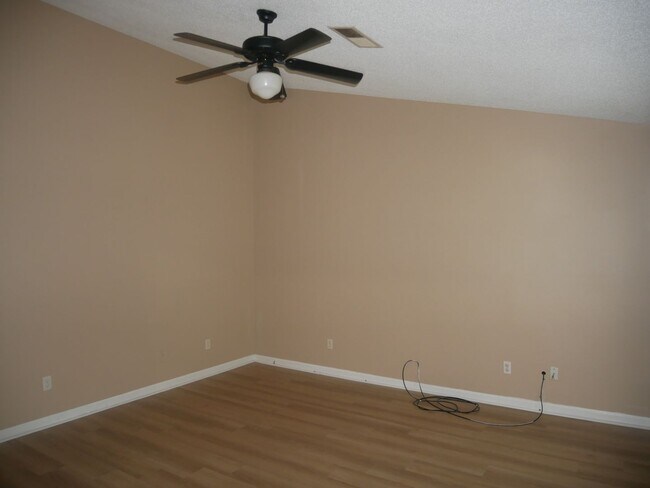 Foto del edificio - 7128 Village Ln