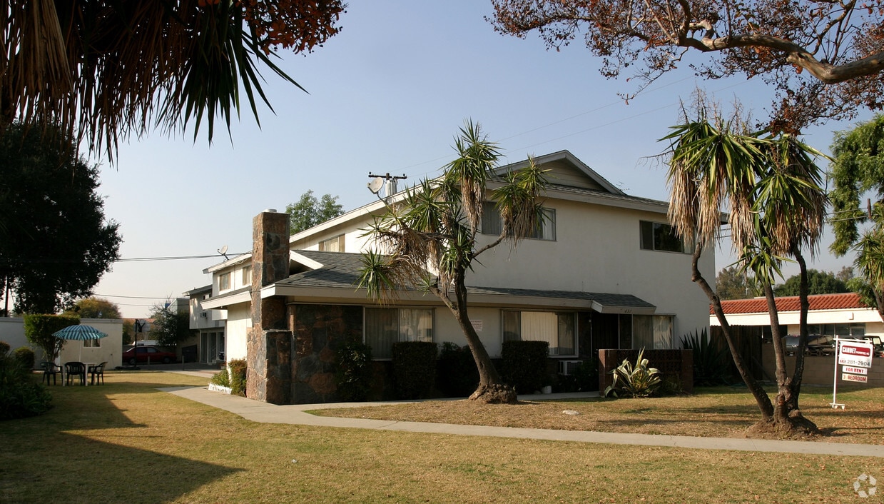 Building Photo - 437 N Oakbank Ave