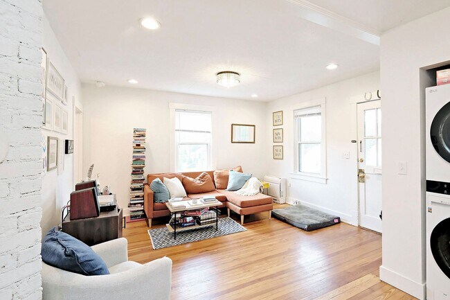 Foto del edificio - Charming & Updated Pet-Friendly Belmont Rental