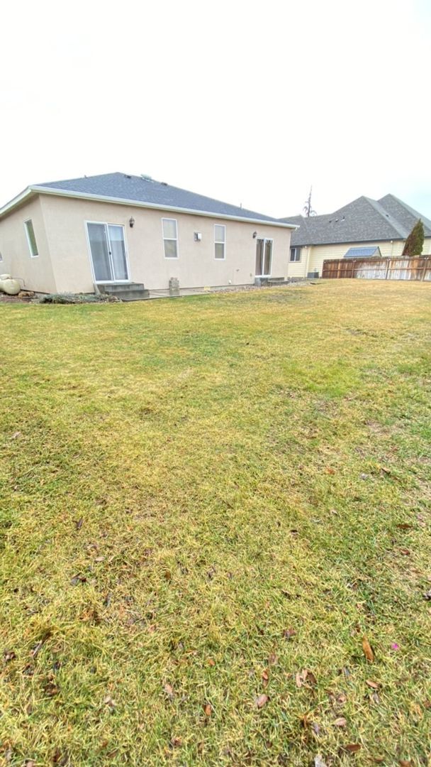 Foto del edificio - Triple Car Garage & New Interior Paint