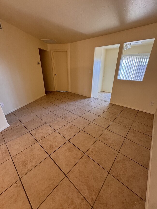 Foto del edificio - 3934 N Pomona Rd