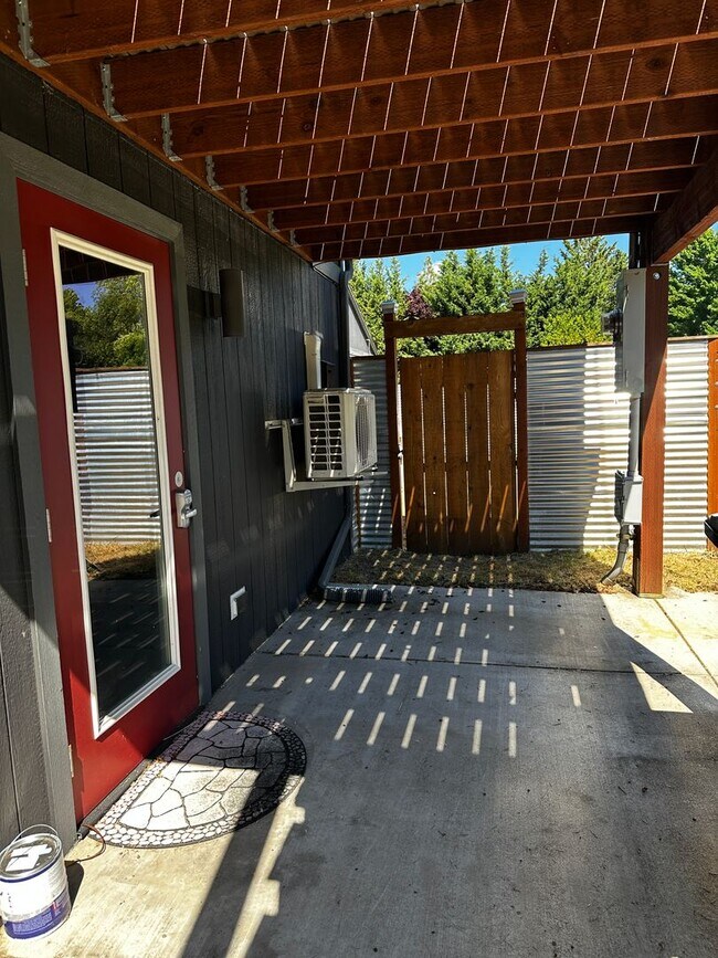 Building Photo - BEAUTIFUL STUDIO IN ASHLAND WITH A PRIVATE...