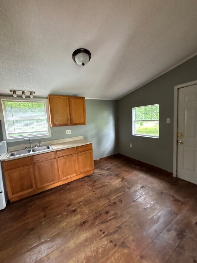 Building Photo - 102 Tuxedo Dr