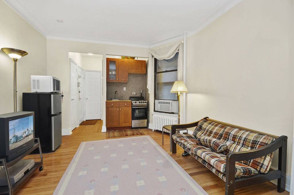 Primary Photo - 212 E 82nd St