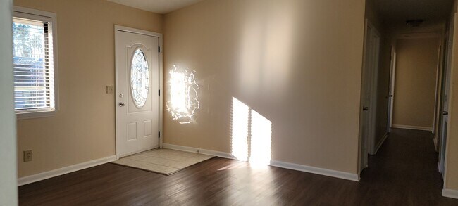 Foto del edificio - Charming 3Bed/2Ba Home, Conveniently Located in Lynn Haven! *1/2 OFF Security Deposit for Active-...