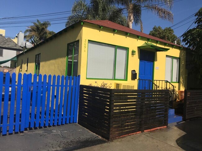 Entrada a través de puerta a apartamento privado en la parte trasera. - 309 N Venice Blvd