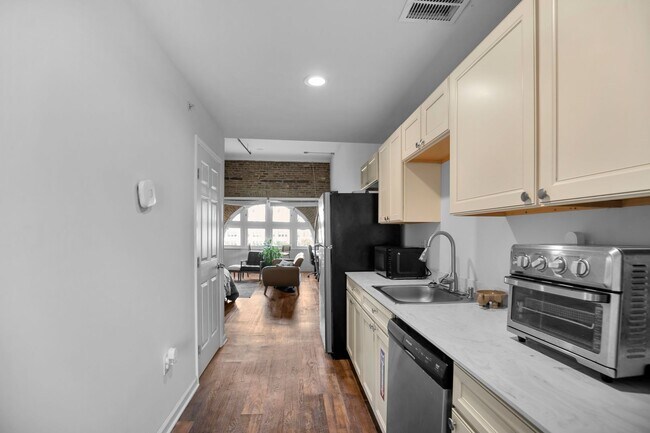 Building Photo - 402 Broadway