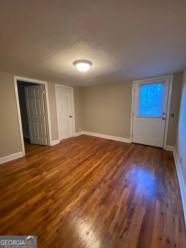 Foto del edificio - 1800 Timothy Rd