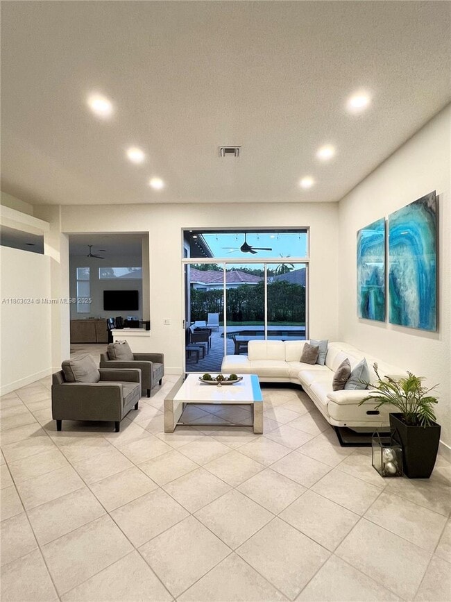 Building Photo - 3806 Oak Ridge Cir