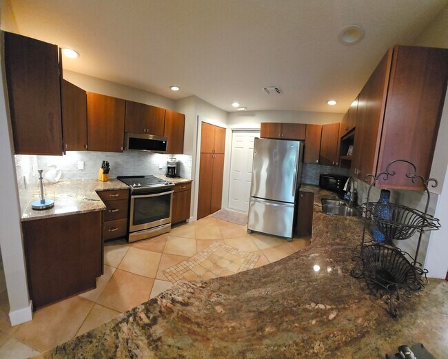 Building Photo - 320 Yuma Dr