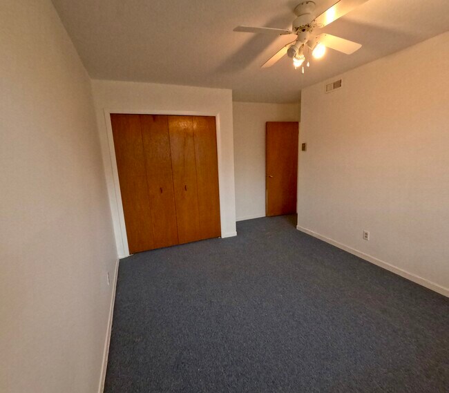 Building Photo - 252 John St N