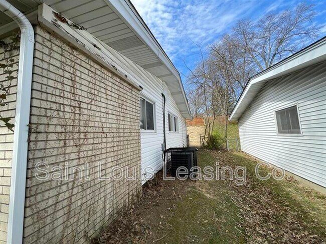Building Photo - 415 Waterford Dr