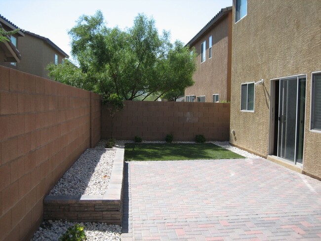 Building Photo - 4 Bedrooms, 2.5 Baths, 2 Car Garage, All a...