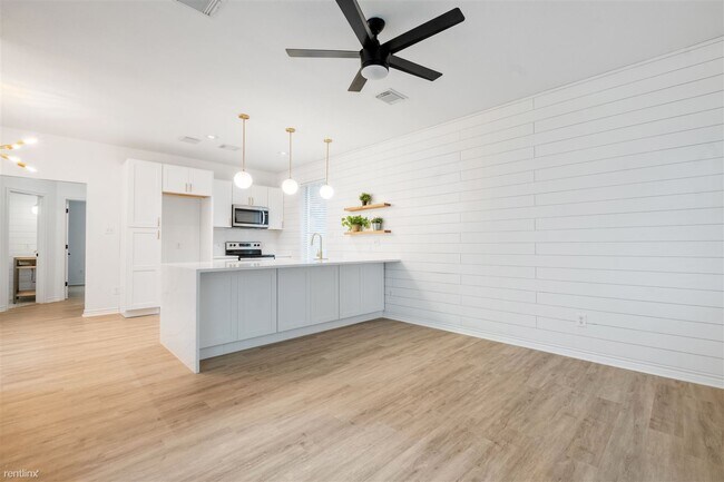 Building Photo - 4 br, 2.5 bath House - 627 North Hampton Road
