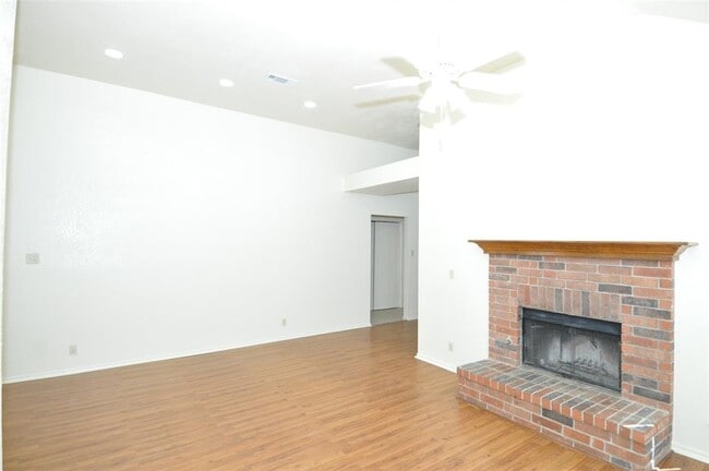Building Photo - 17007 Simsbrook Dr