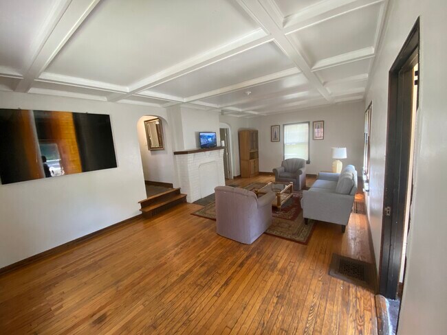 Building Photo - 1033 Ackerman Ave